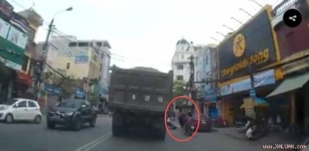 Video: Tài xế đột ngột mở cửa khiến 2 em nhỏ suýt mất mạng