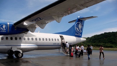 Máy bay vừa hạ cánh, khách mở cửa thoát hiểm xuống... cho nhanh