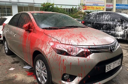 Hà Nội: Hàng loạt xế hộp trong bãi giữ xe bị ném sơn lúc rạng sáng