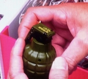 Bị vây bắt, tên cướp dùng lựu đạn đồ chơi đe dọa sẽ cho nổ