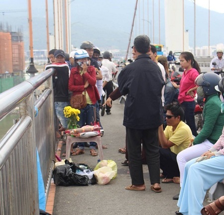 Gọi điện báo người thân, nam sinh nhảy cầu Thuận Phước tự tử