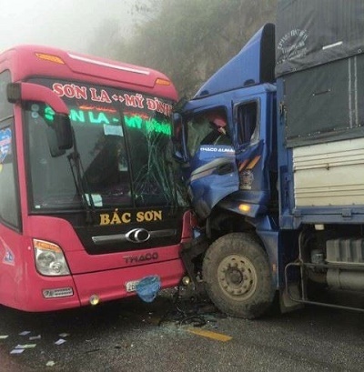 Xe khách đâm trực diện xe tải, 20 người thoát chết trong gang tấc