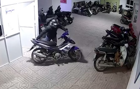 Video: Đột nhập chung cư trộm 1 xe máy rồi quay lại... trộm thêm cái nữa
