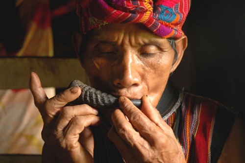 Kỳ nhân nơi rừng sâu lộ bí kíp “săn” vợ đẹp