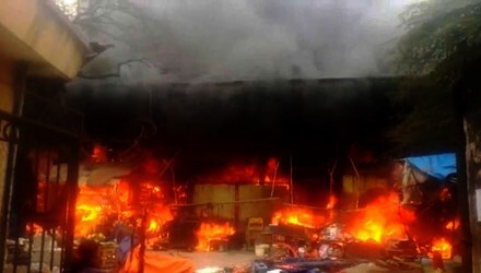 Nhiều ki-ốt trong chợ đầu mối ở Đồng Nai cháy rụi giữa trưa