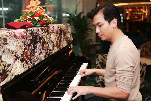 Mạnh Quỳnh giản dị xuất hiện tại Hà Nội, ngẫu hứng đánh đàn chiều mưa