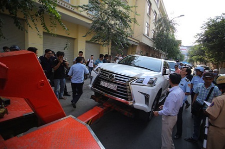 Cẩu xe Lexus lấn chiếm vỉa hè ở Sài Gòn