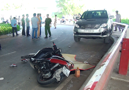 Người đàn ông nằm chết bí ẩn bên đường ở Sài Gòn