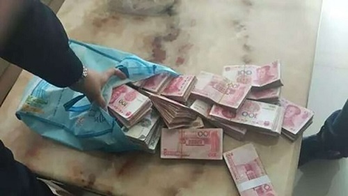 Người đàn ông vô ý ném nhầm nửa tỷ đồng cho vay vào… thùng rác