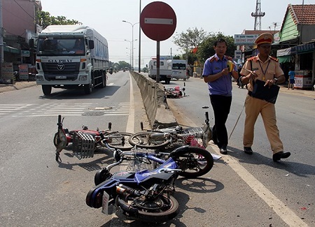Ô tô đâm liên hoàn 4 xe đạp điện, 4 nữ sinh trọng thương