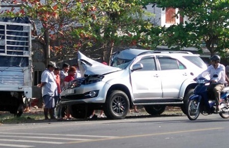 Xe 7 chỗ mất lái đâm đuôi xe tải, 6 người nhập viện