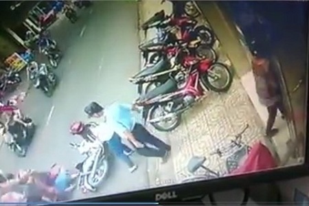 Mẹ dựng xe bất cẩn, con bị xe máy cán qua người bất tỉnh