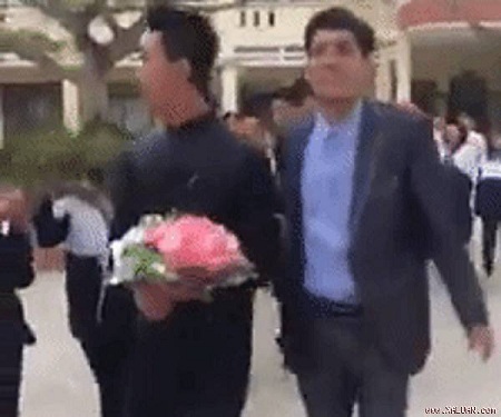 Thầy giáo mang theo 'sính lễ' đi tỏ tình cho học trò tại trường gây sốt