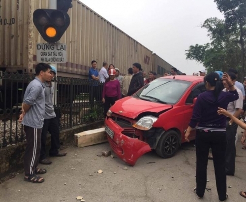 Bị tàu chở hàng đâm trúng, 2 bố con thoát chết thần kỳ