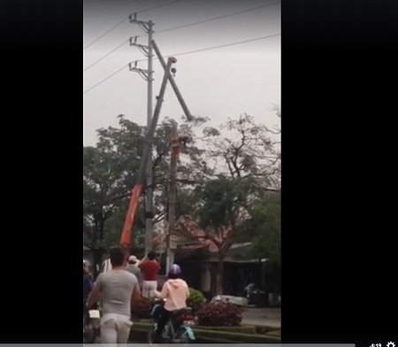 Bị điện cao thế phóng trúng, một thợ điện bốc cháy