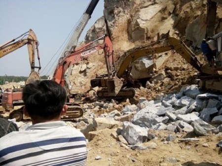 Đá rơi trúng máy đào, một công nhân chết kẹt trong cabin