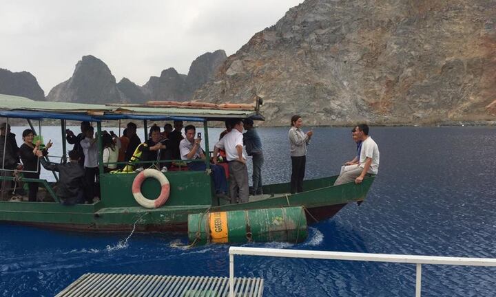 Xuất hiện thuyền bè chở khách du ngoạn “tuyệt tình cốc”: Xã chỉ đạo thu vé?
