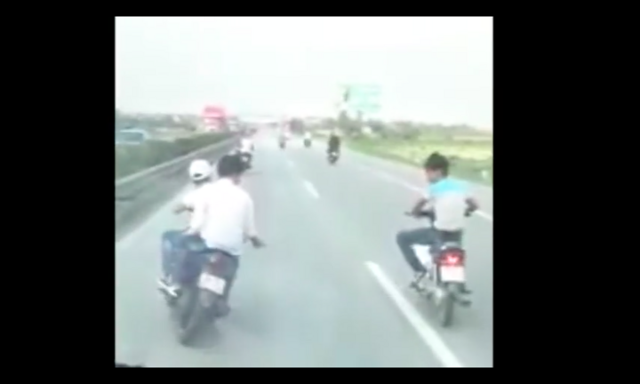 Hàng loạt quái xế đánh võng trước đầu ôtô trên quốc lộ 5