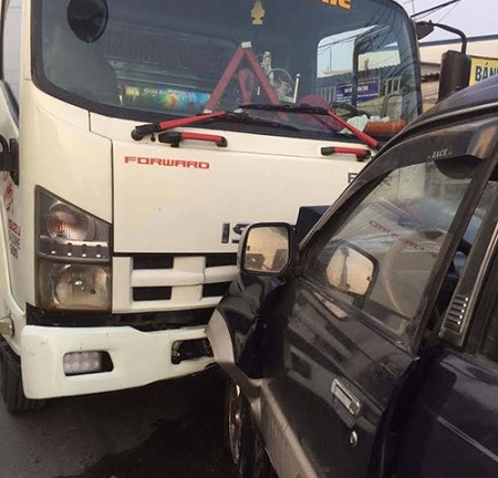 Xe tải đâm nát đầu xe du lịch, tài xế kẹt cứng trong cabin