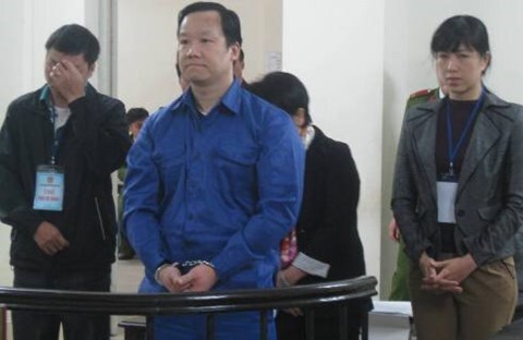 Dùng siêu xe và tài sản