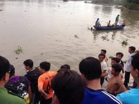 Chơi đùa dưới kênh, 2 học sinh tiểu học chết đuối ở Đồng Tháp