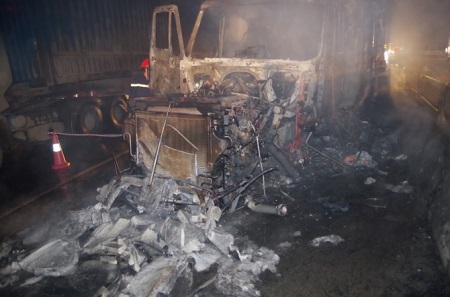 Mất lái, xe container đâm thẳng dải phân cách, bốc cháy ngùn ngụt