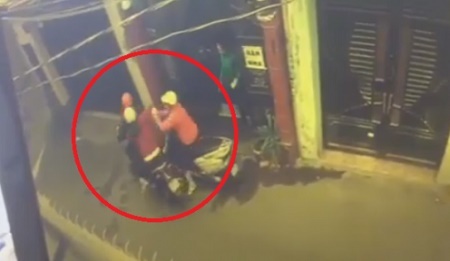 Clip: Đôi nam nữ táo tợn giật điện thoại của dân ngay trong hẻm