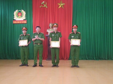 Tặng giấy khen 3 cảnh sát cơ động dũng cảm cứu người đuối nước