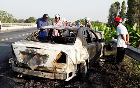 Xe Mercedes bốc cháy, tài xế tung cửa tháo chạy