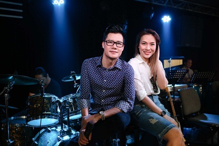 Mỹ Tâm trẻ trung với váy jean ngắn, tình tứ bên Quang Dũng