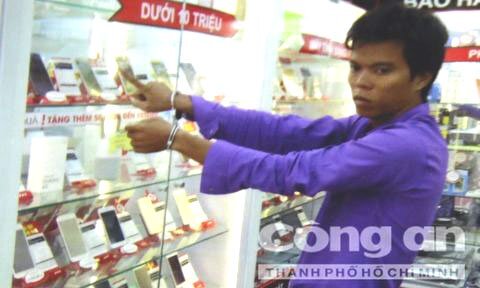 Gã bảo vệ trộm 68 điện thoại để đưa bạn gái đi du lịch 