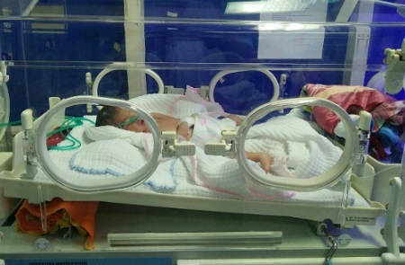 Bé sinh non còn nguyên dây rốn bị bỏ rơi trước cổng nhà