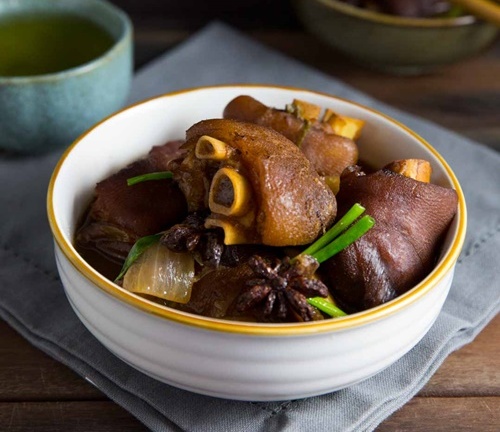 Vào bếp làm món móng giò om trà đen có hương vị mới lạ