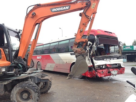 Xe khách tông xe cẩu, hàng chục người phá cửa thoát thân