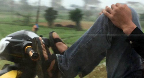 Đánh võng, lái xe bằng chân trên quốc lộ, 8 thanh niên bị triệu tập