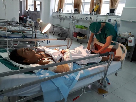 Ngã vào máy cắt rơm, người đàn ông bị đứt lìa cánh tay phải