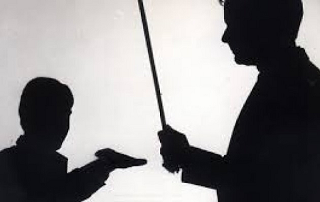 Một học sinh bị đánh vì... chào thầy giáo bằng Tiếng Anh