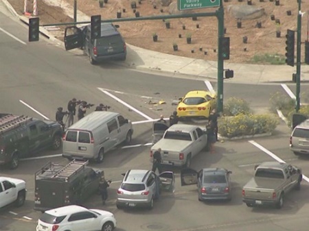 Cảnh sát Mỹ dùng trực thăng truy đuổi tội phạm như phim hành động