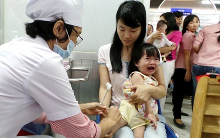 Bé 14 tháng tuổi tử vong bất thường sau khi tiêm vaccine