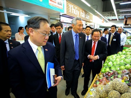 Vợ chồng Thủ tướng Lý Hiển Long đi siêu thị tham quan nông sản Việt