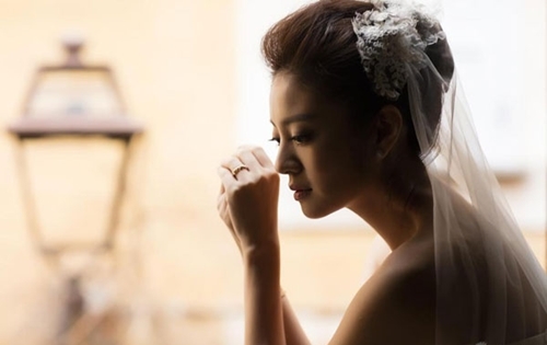 Ngày mai em lên xe hoa, em sẽ quên anh mối tình đầu à!