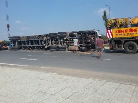 Ôm cua gấp, xe container 