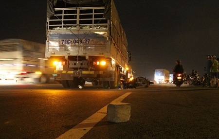 Đâm trúng cục bê tông giữa đường, nam thanh niên bị xe tải cán chết