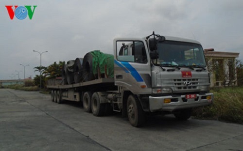 Lập biên bản 2 xe biển đỏ giả chở hàng quá tải trọng