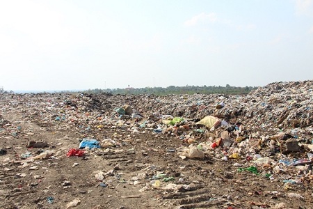 Đi lượm ve chai, phát hiện thi thể thai nhi 7 tháng tuổi trong bãi rác