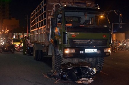Xe tải đâm xe máy kéo lê 5m, ông chết, cháu nguy kịch