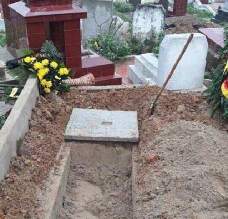 Nam thanh niên xưng quản trang đào mộ người vừa chết tìm vàng thỏi