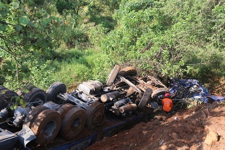 Va chạm liên hoàn, xe chở nông sản lao xuống vực sâu, 3 người nguy kịch