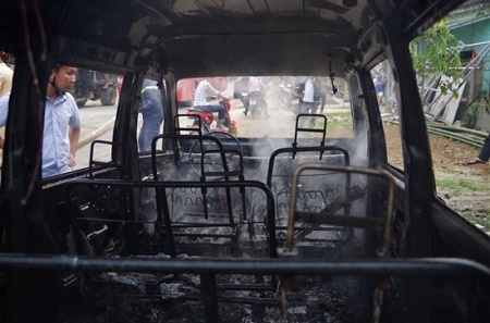 Ôtô 9 chỗ bốc cháy dữ dội còn trơ khung sắt khi đang đỗ bên đường