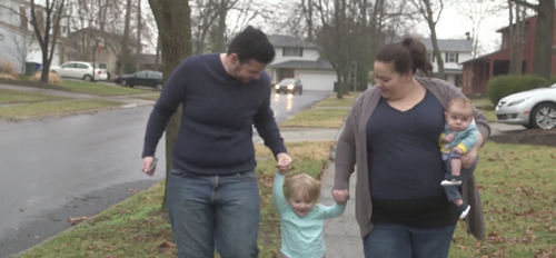 Người đàn ông chuyển giới sinh con thay vợ